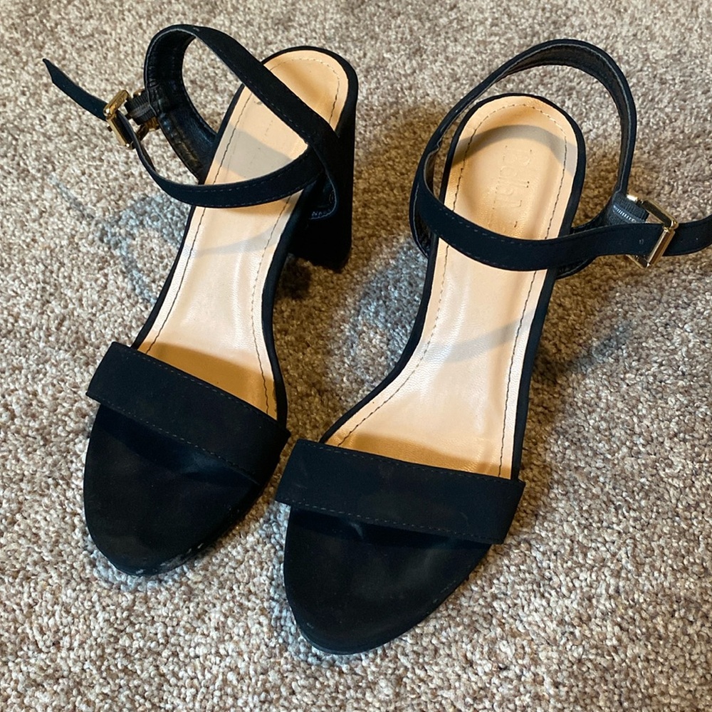 Cute black heels, strap high heel, thick heel, open toed! Size 6&1/2!